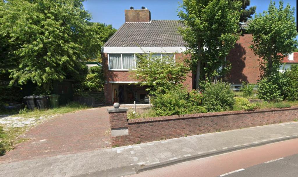 赞德沃特Zuidwest Zeven free parking!的前面有砖瓦车道的房子