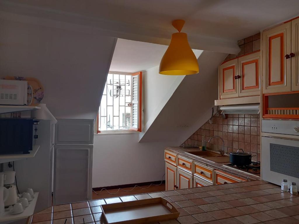 法兰西堡Victory Locations的厨房设有水槽和黄色的灯光