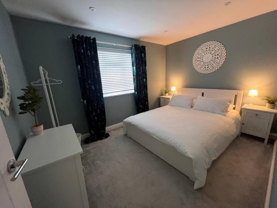 KentRachelle's Place的卧室配有白色的床和窗户。