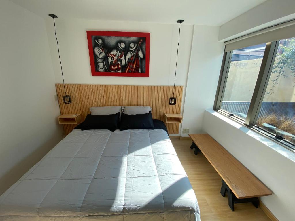 门多萨Exclusivo en PB patio, cochera, equipado,的一间卧室设有一张大床和一个窗户。