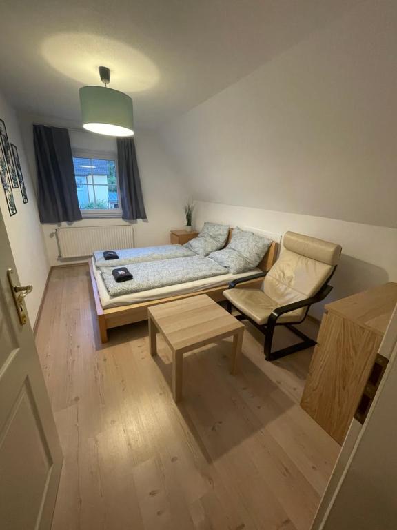梅明根#7 Doppelzimmer mit Gemeinschaftsbad的客厅配有床和椅子