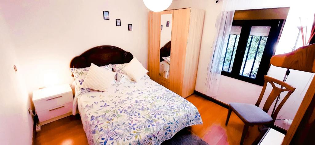 苏安塞斯HABITACIONES PRIVADAS - CASA RURAL - Baño compartido con los anfitriones的卧室配有床、椅子和窗户。