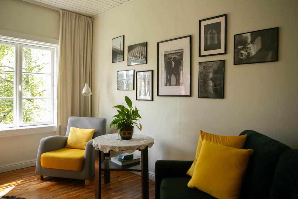 塔林Lovely nest in Nõmme的客厅配有沙发、椅子和桌子