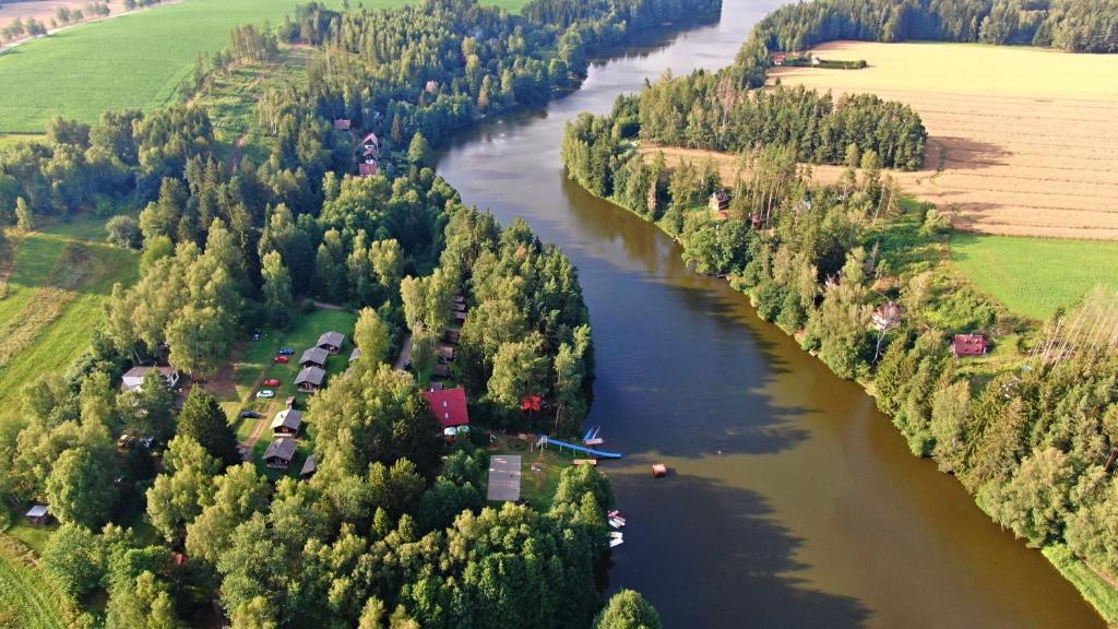KunžakAutokemp Komorník Kunžak的享有河流的空中景致,拥有房屋和树木