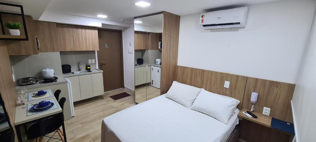 若昂佩索阿Apartamentos Decorados Próximos mar的小房间设有床和厨房