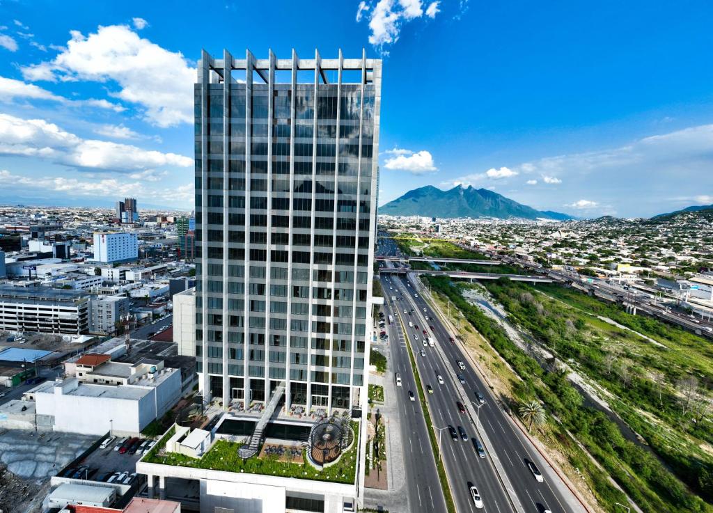 蒙特雷Galeria Plaza Monterrey的城前有高速公路的高楼