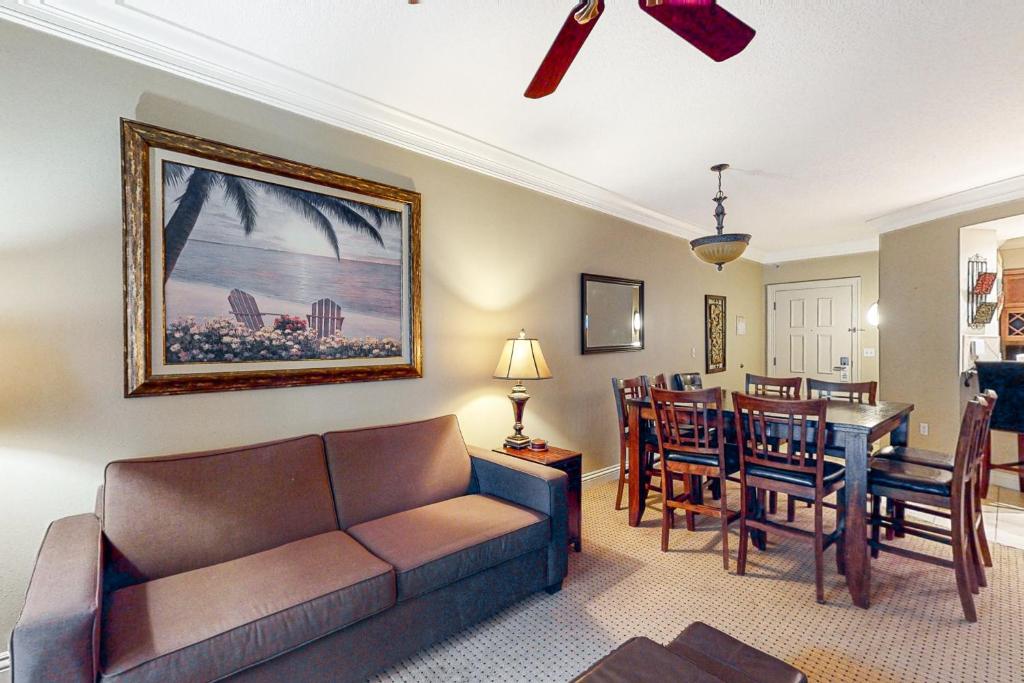德斯坦Emerald Grande W621的带沙发的客厅和用餐室