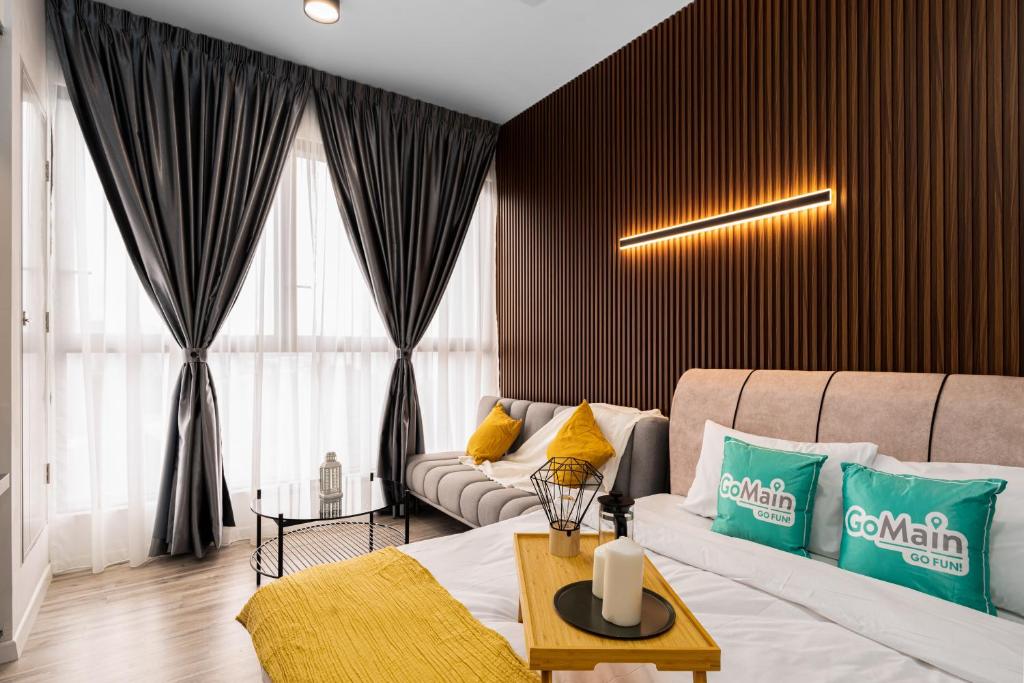 吉隆坡NEW # Midvalley MILLERZ SQUARE KL KLCC - Netflix n WIFI by GOMAIN的客厅配有沙发和桌子