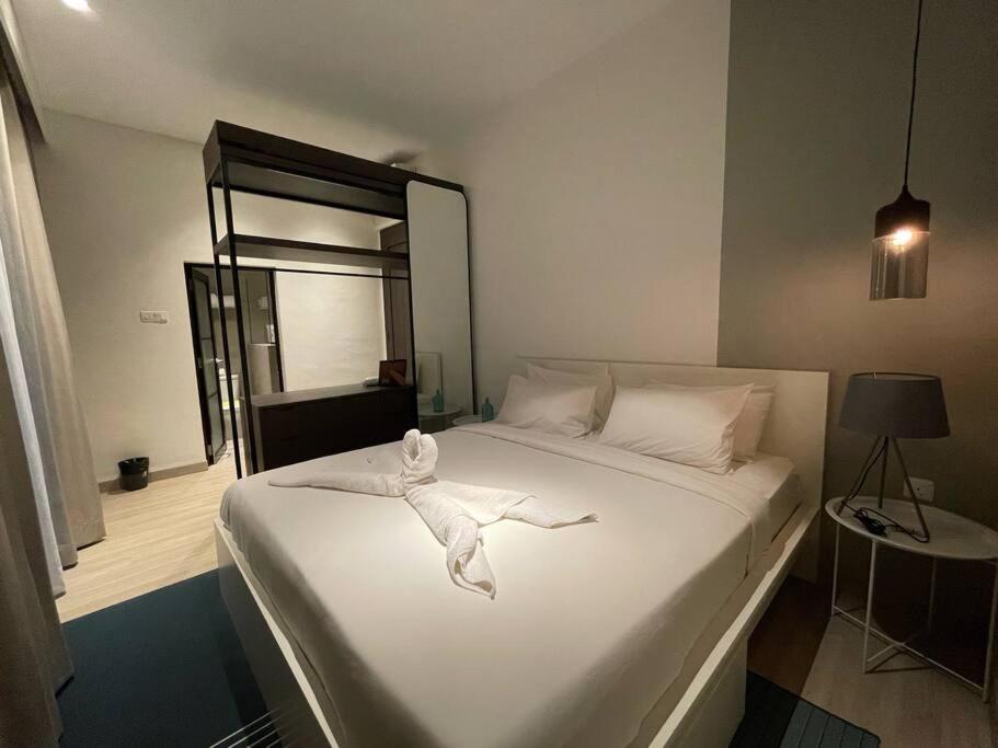 SengkuangMonde Residence H12 Batam Centre的一间卧室配有一张带白色毛巾的床