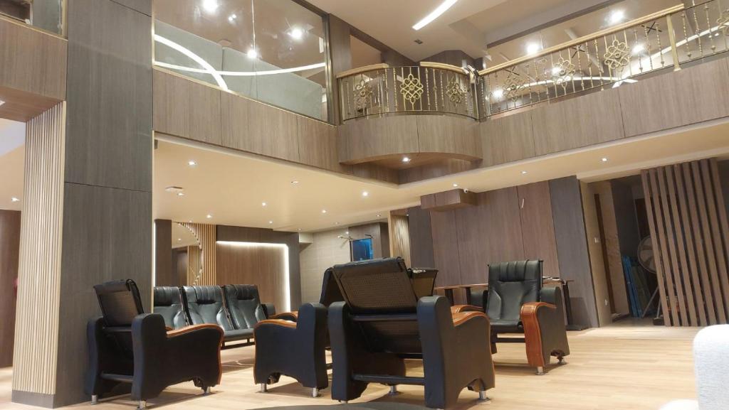 仰光Hotel Grand Galaxy的一间设有椅子的等候室和一个候机室