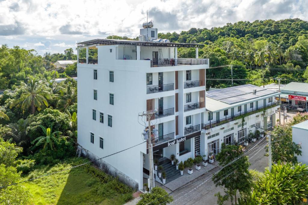 富国Leaf Hotel Phu Quoc的白色建筑的顶部景色