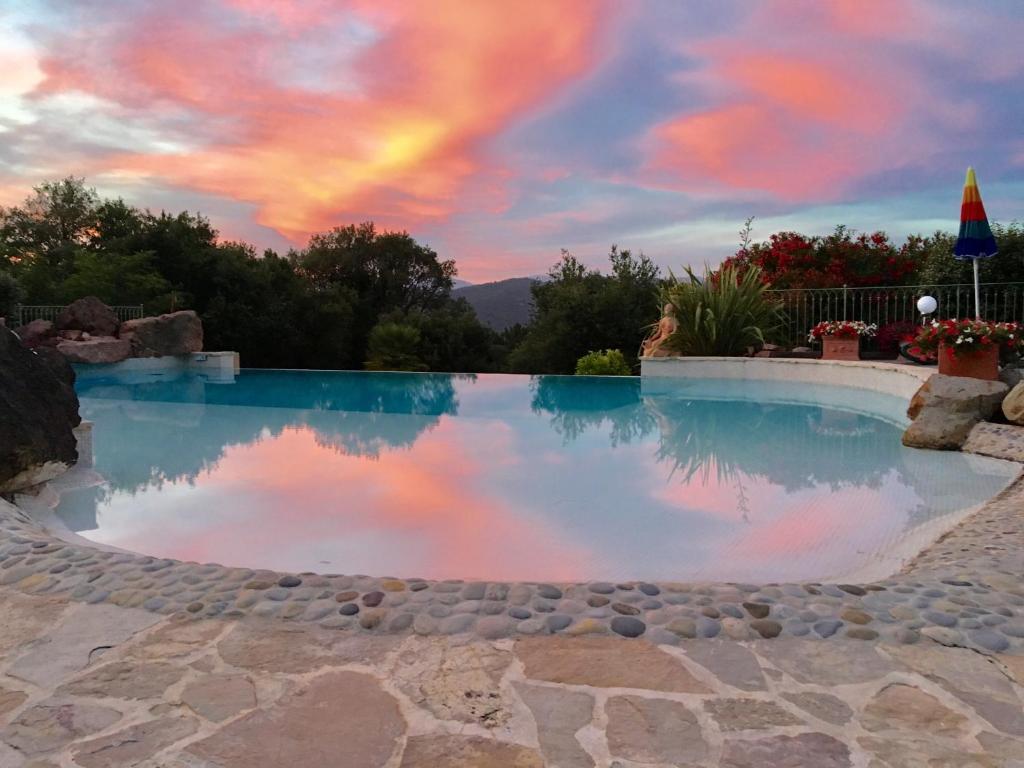 弗雷瑞斯Un petit paradis en Provence的天空中带彩虹的游泳池