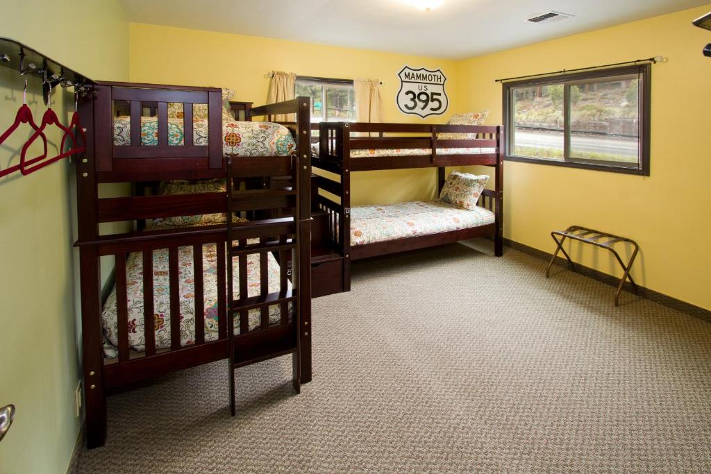 马姆莫斯湖现代旅舍的一间客房内配有两张双层床的房间
