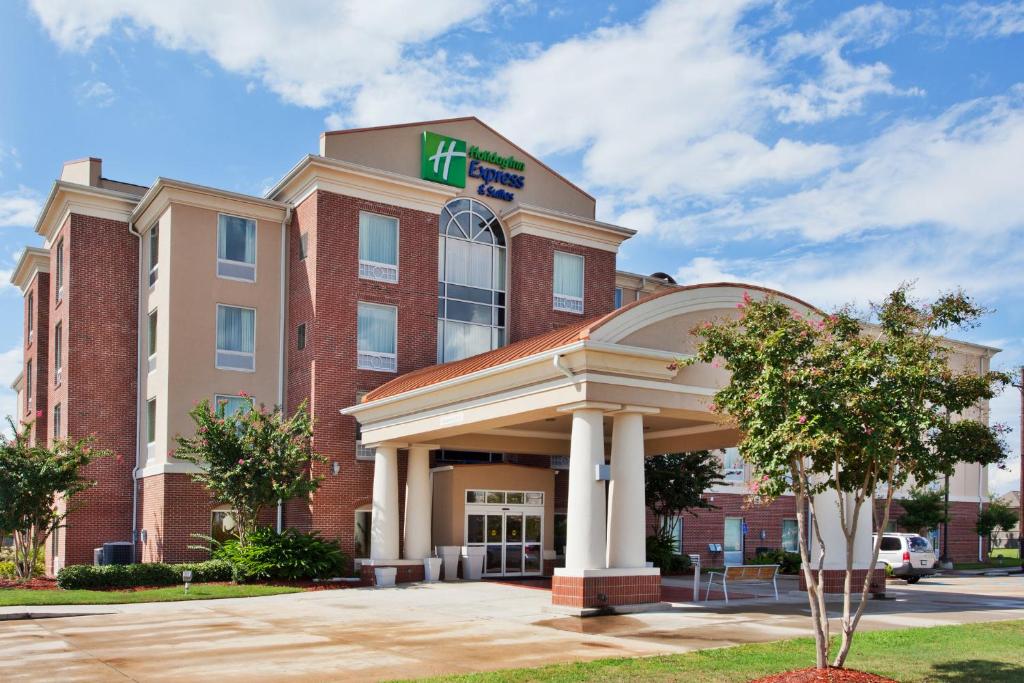 巴吞鲁日Holiday Inn Express & Suites Baton Rouge East, an IHG Hotel的酒店大楼设有一座希尔顿花园旅馆