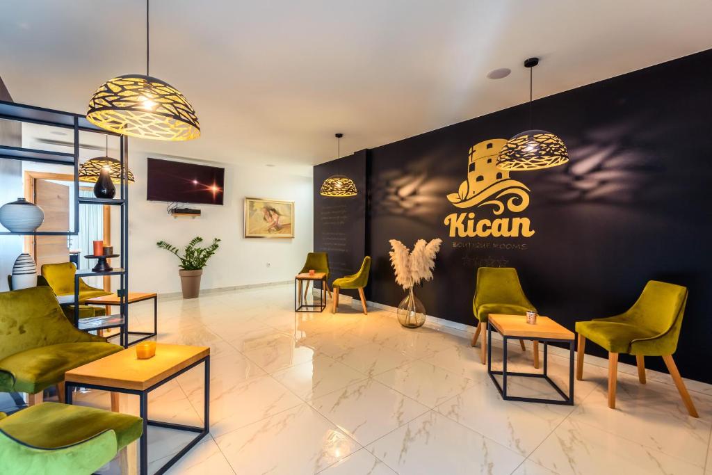 梅特科维奇Boutique rooms Kican的大堂设有椅子和一面带尼桑标志的墙壁