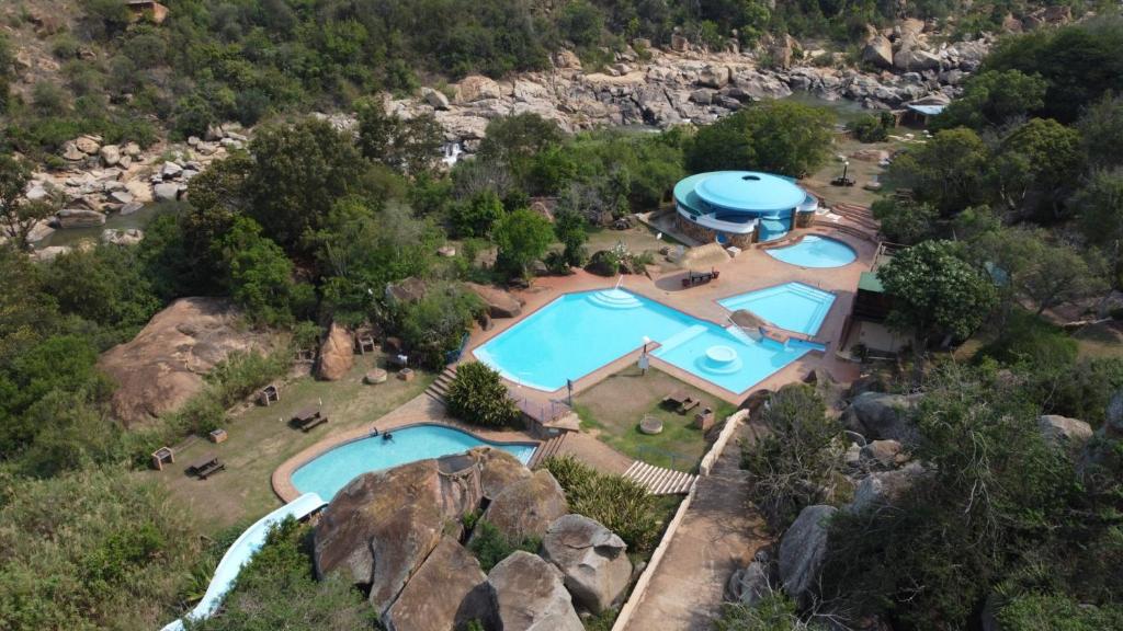 Paulpietersburg古德森纳塔温泉度假酒店的享有度假胜地的空中景致,设有2个游泳池