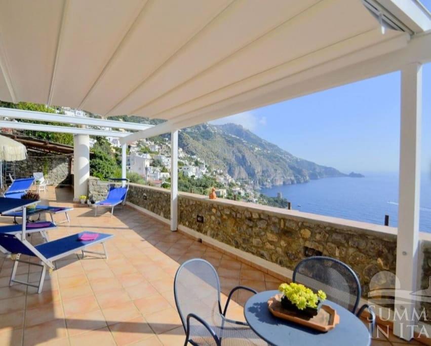 普莱伊亚诺Villino Blu的阳台配有桌椅,享有海景。
