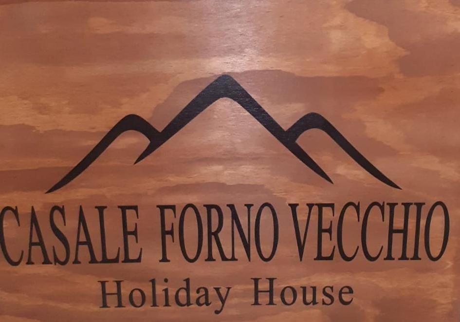 特拉蒙蒂Casale Forno Vecchio的山间度假屋的标志