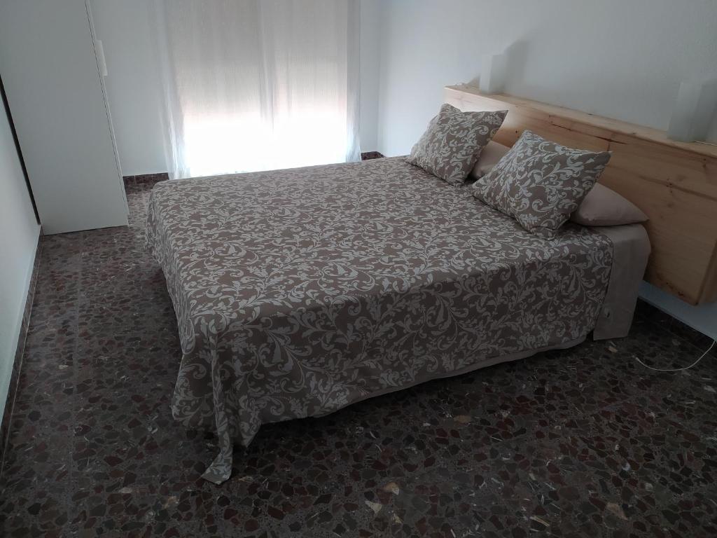 阿尔阿马德穆尔西亚Casa del carpintero的一间卧室配有一张带毯子和枕头的床。