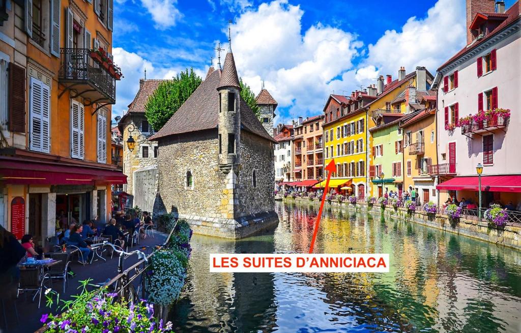 安锡LES SUITES D&#39;ANNICIACA - Hyper centre avec vue sur le chateau的运河旁的城市河流