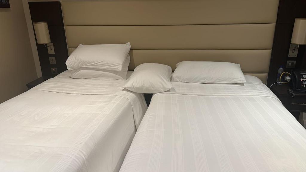 迪拜Perfect Stay Dubai的两张睡床彼此相邻,位于一个房间里