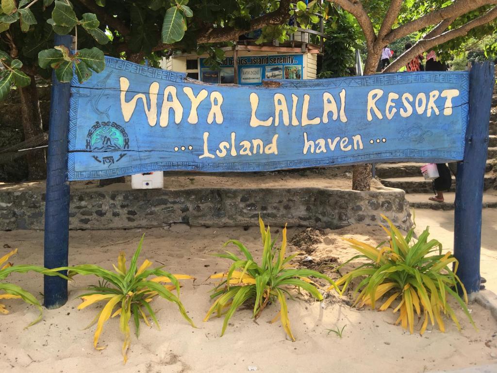 Wayasewa IslandWaya Lailai Eco Haven的海滩上一些植物的蓝色标志