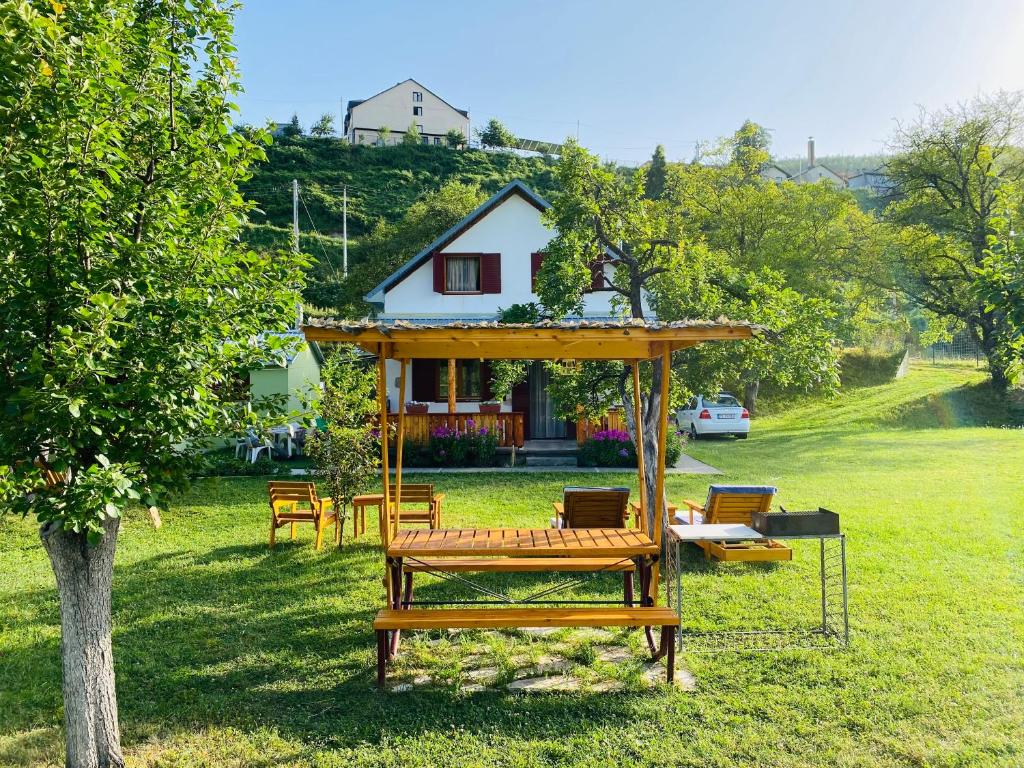 AndrijevicaHousehold Nikolic - Andrijevica, Montenegro的庭院中带凉亭的房子