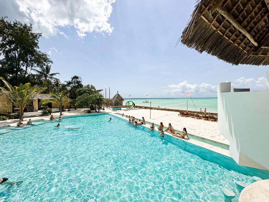 帕杰Jambo Beach Hotel Paje的海滩旁的大型游泳池