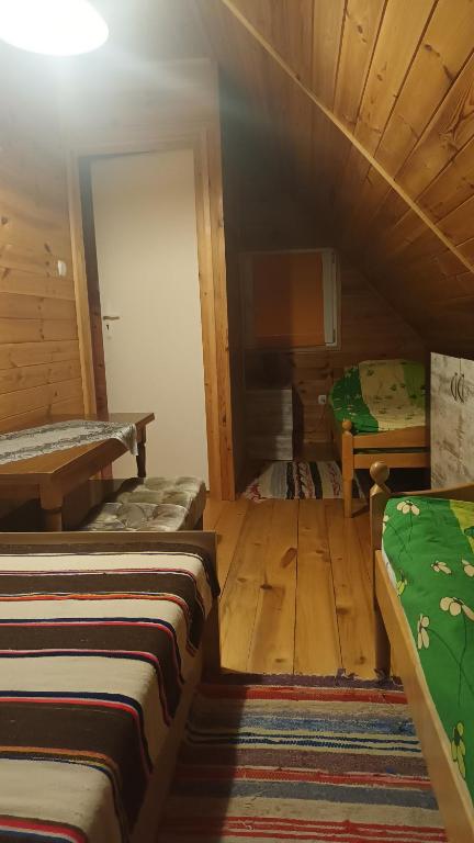WiżajnyWynajem pokoi Burniszki的小屋内带两张床的小房间