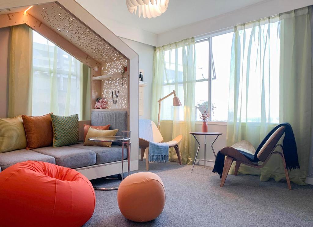 惠灵顿Central Nest- view & style的客厅配有沙发和桌椅
