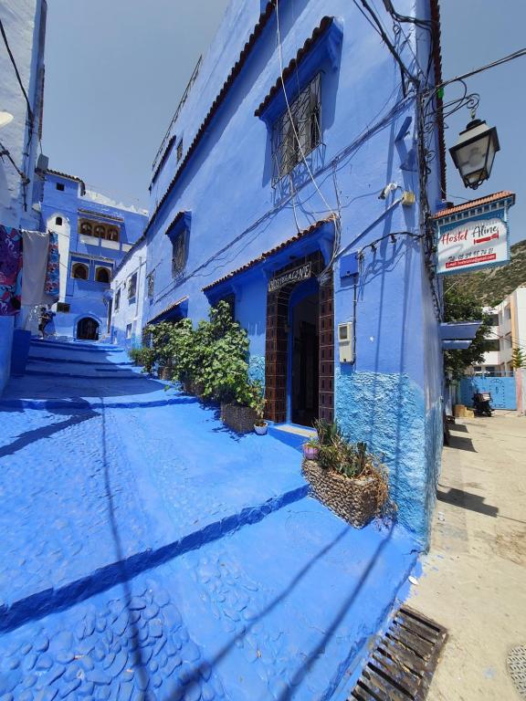 舍夫沙万Hostel Aline的蓝色的小巷,有蓝色的建筑