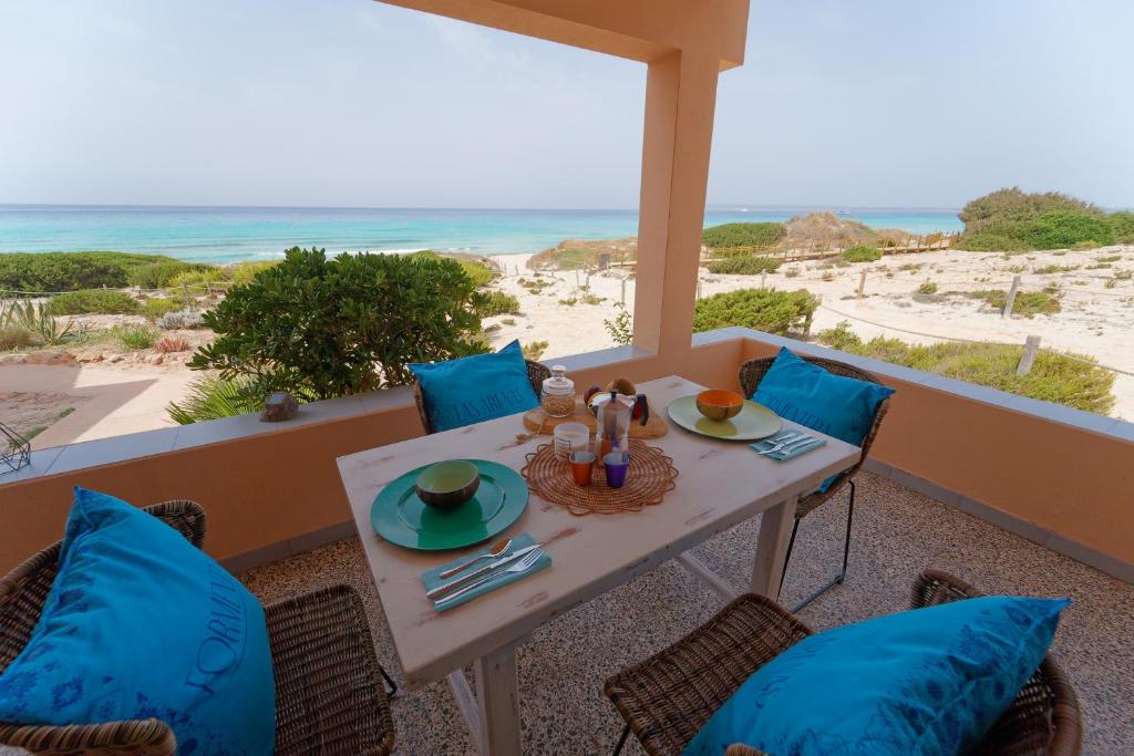 Es ArenalsArenas del Mar Formentera的海滩阳台的桌椅