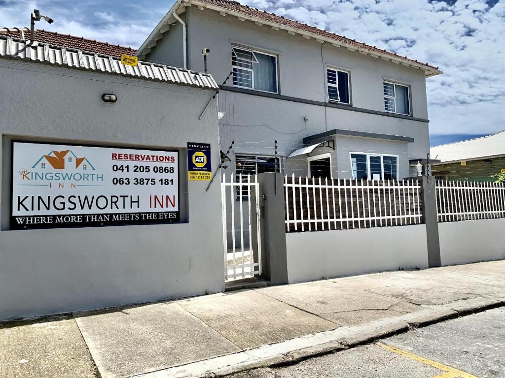 伊丽莎白港Kingsworth inn Port Elizabeth的前面有标志的白色房子