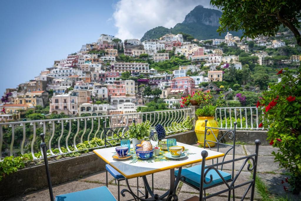 波西塔诺Villa Dalu的一张桌子和椅子,享有城市美景