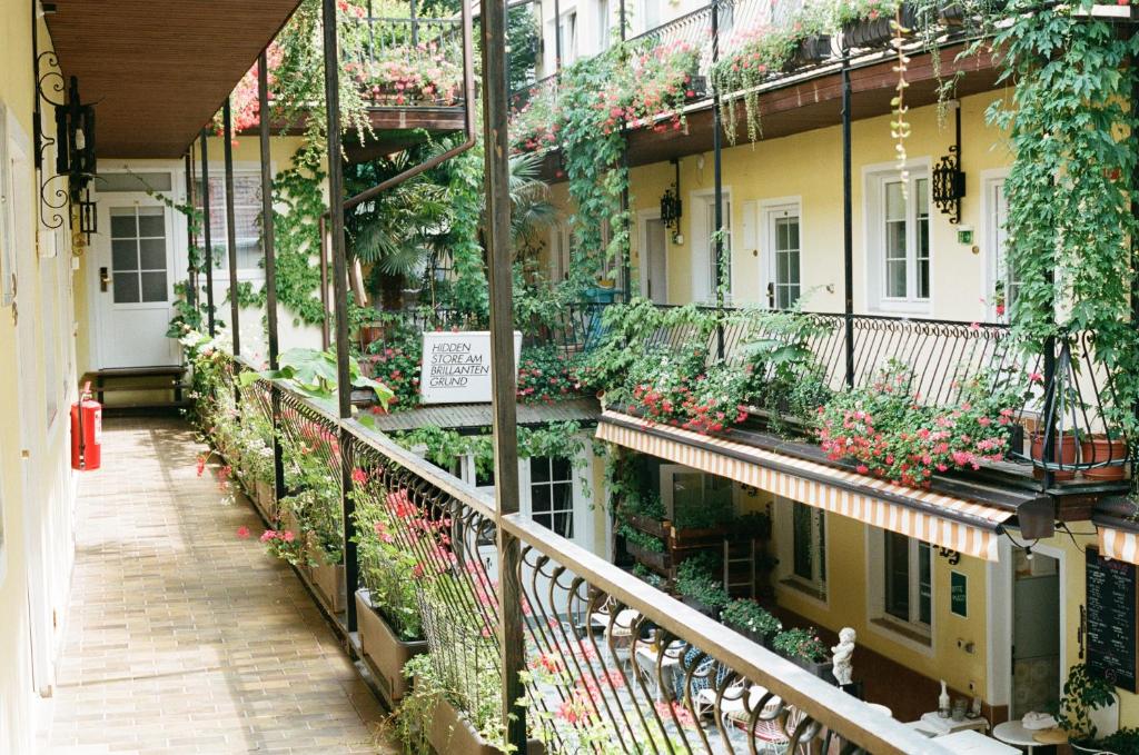 维也纳布里伦特格伦德酒店的植物繁多的建筑的阳台