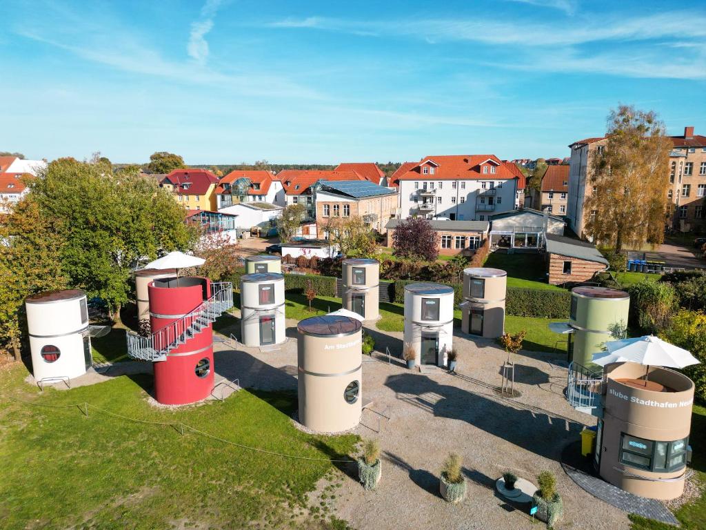施特雷利茨slube am Stadthafen Neustrelitz的城市的空中景观,有一堆测试容器