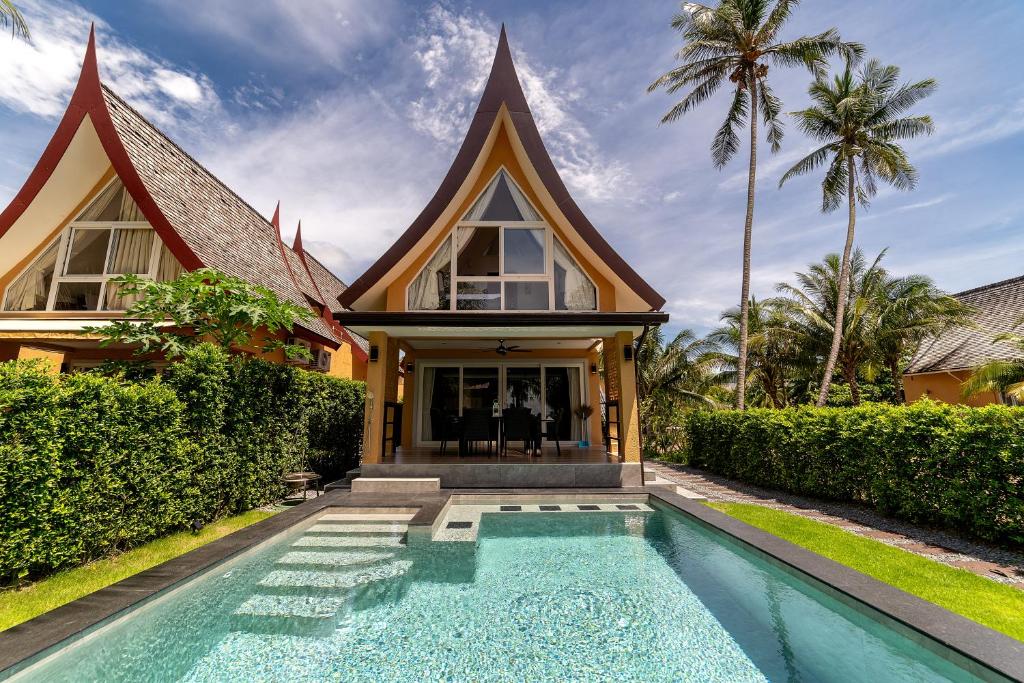 象岛Villa of Siam的房屋前有游泳池的房子