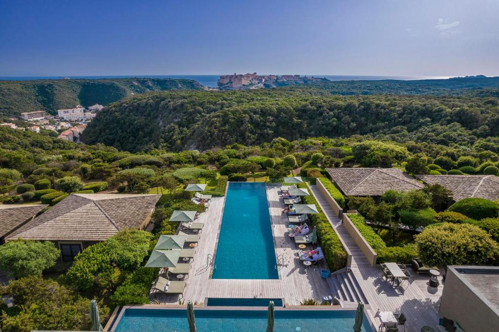博尼法乔Hôtel & Spa Version Maquis Citadelle的享有度假村泳池空中美景