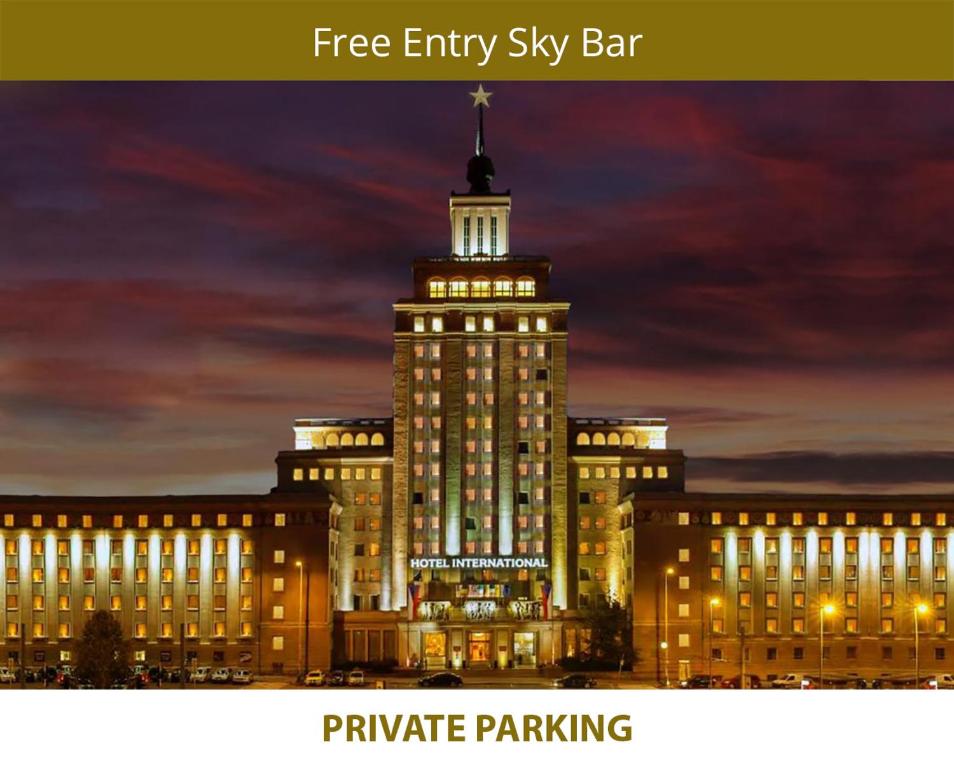 布拉格Grand Hotel International - Czech Leading Hotels的一座有星星的建筑