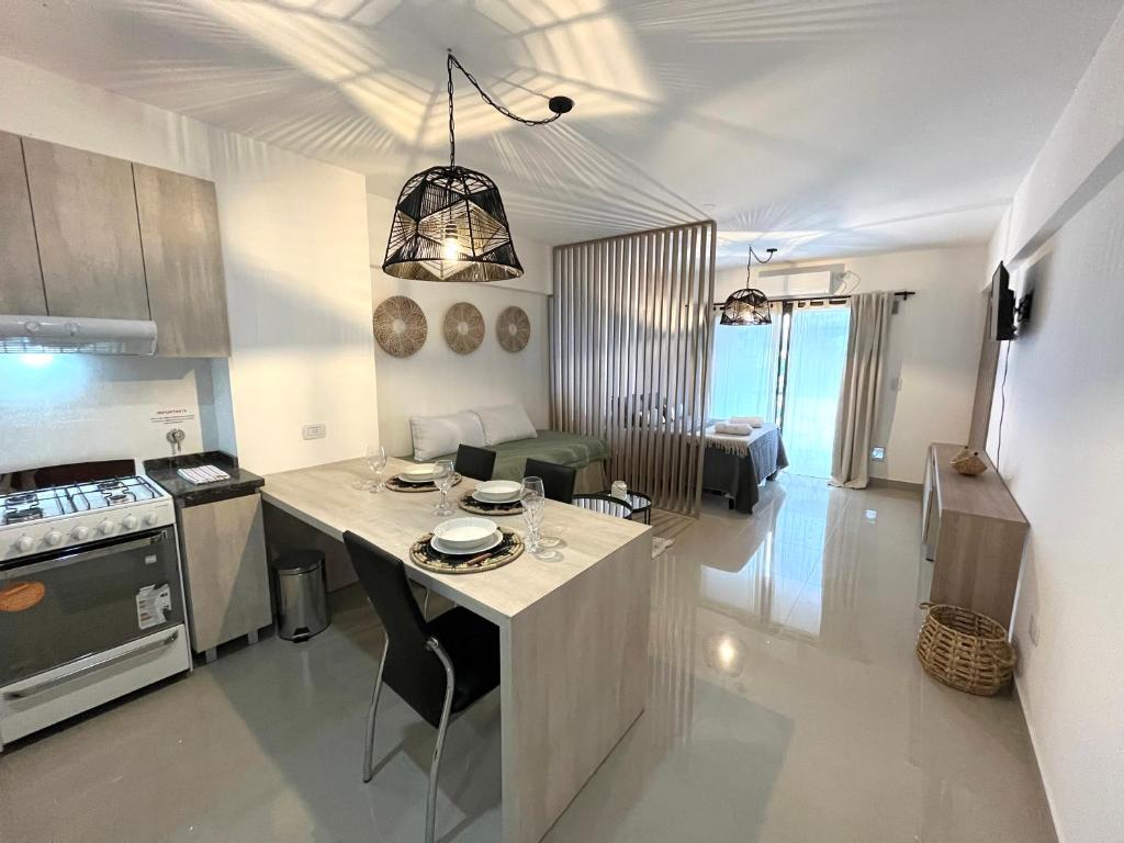 萨尔塔Estudio Premium en Salta的厨房以及带桌子和炉灶的客厅。