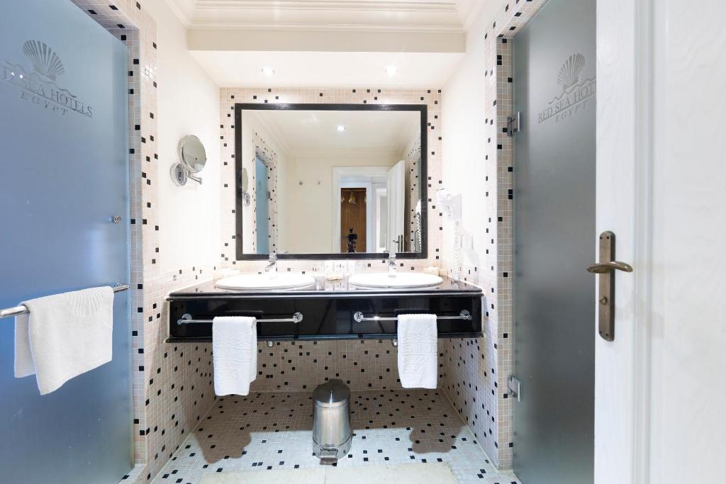 赫尔格达The Makadi Spa Hotel - Couples Only 18 Years Plus的一间带两个盥洗盆和大镜子的浴室