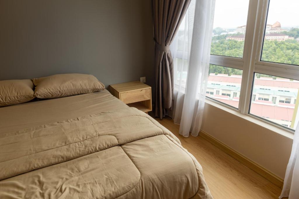 关丹Mahkota Valley Suite by Timorra的一间卧室设有一张床和一个大窗户