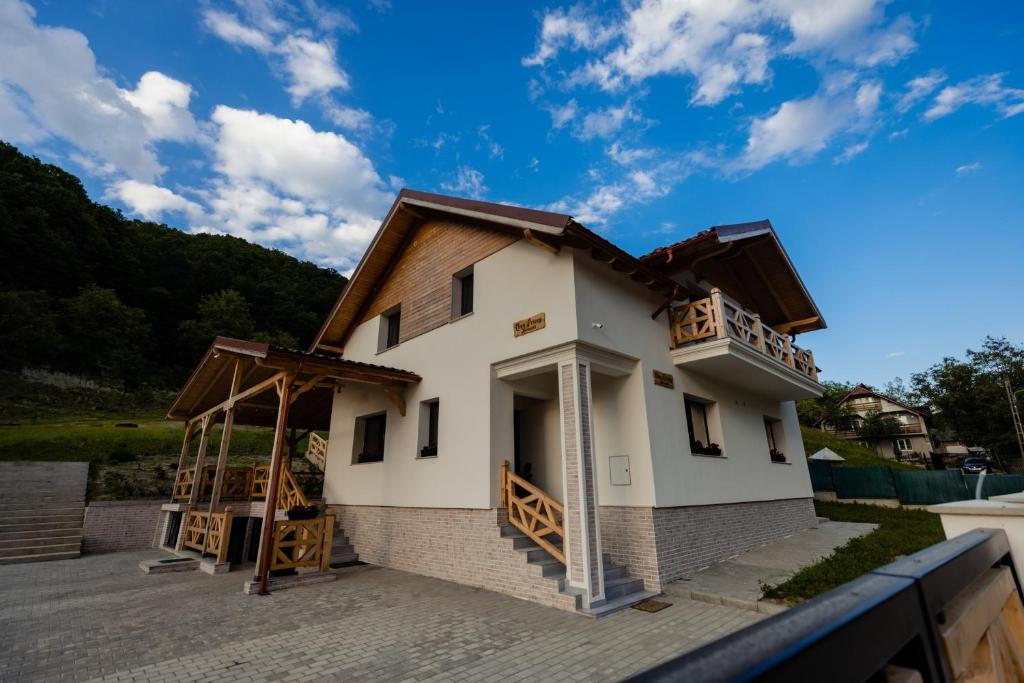 瓦杜伊泽Casa Pricop Moroșană的正在建造的房屋