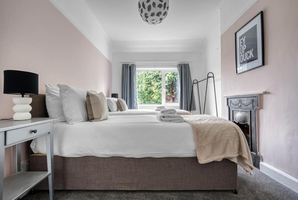 诺丁汉Stylish Home - Fast Wi-Fi-FREE Parking的卧室设有一张白色大床和一扇窗户。