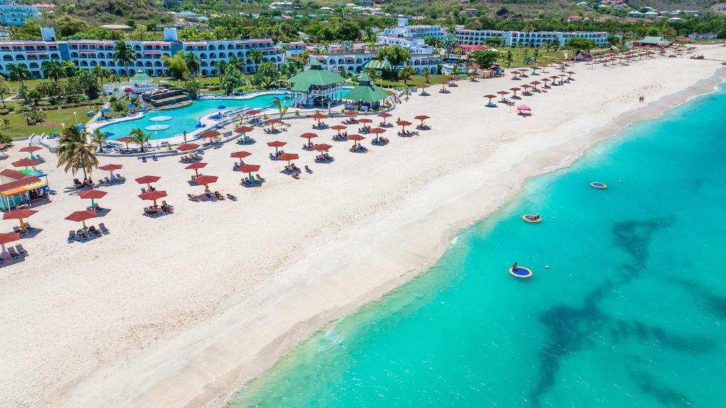 BolansJolly Beach Antigua - All Inclusive的享有海滩的空中景致,配有椅子和遮阳伞