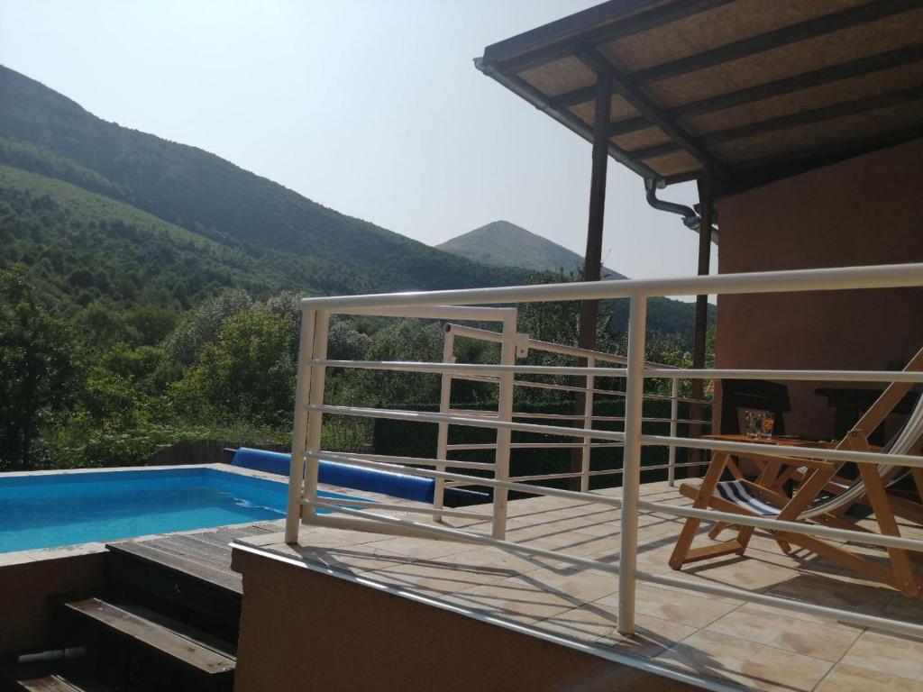 利塔尼Vikendica Lep pogled的一个带游泳池的别墅的阳台