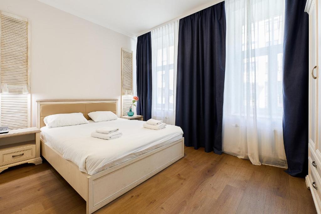 里加Stabu Sēta Residence的卧室设有白色大床和窗户。