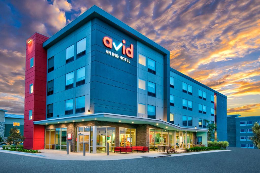 奥斯汀avid hotels - Austin - Tech Ridge, an IHG Hotel的前面有标志的建筑