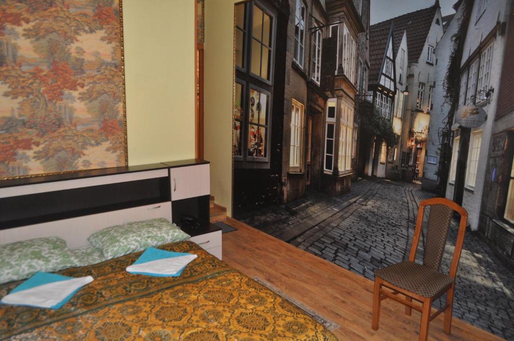 圣彼得堡姆米特罗利旅舍的卧室配有一张床,享有街道的景色