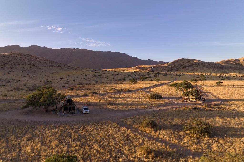 索利泰尔Camp Gecko - PRIVATE NATURE RESERVE; TENTED CAMP AND CAMPSITE的享有沙漠美景,设有房屋和道路